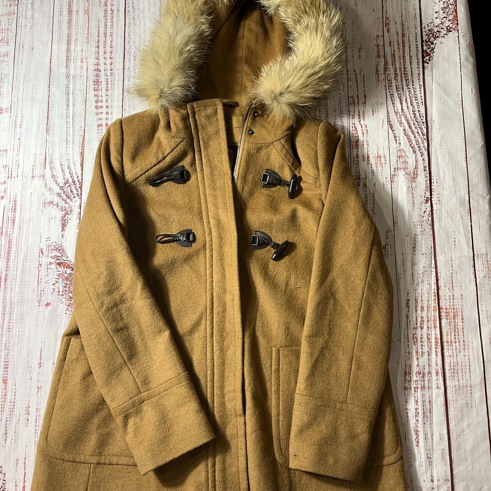 SACHI Camel Lambswool Coat with zipper & toggles with Faux Fur Trim